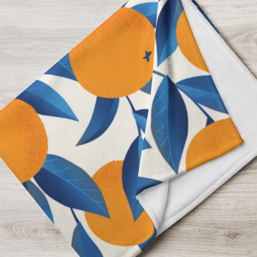 Mediterrane Kuscheldecke mit Orangen und Blättern – modernes Design auf weißem Stoff