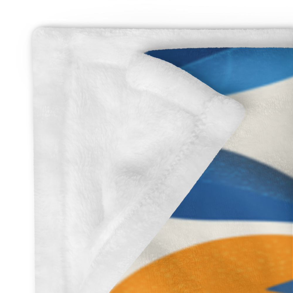 Fruchtig gemusterte Wohndecke mit Orangenprint, sichtbar gefaltet mit weißer Rückseite

