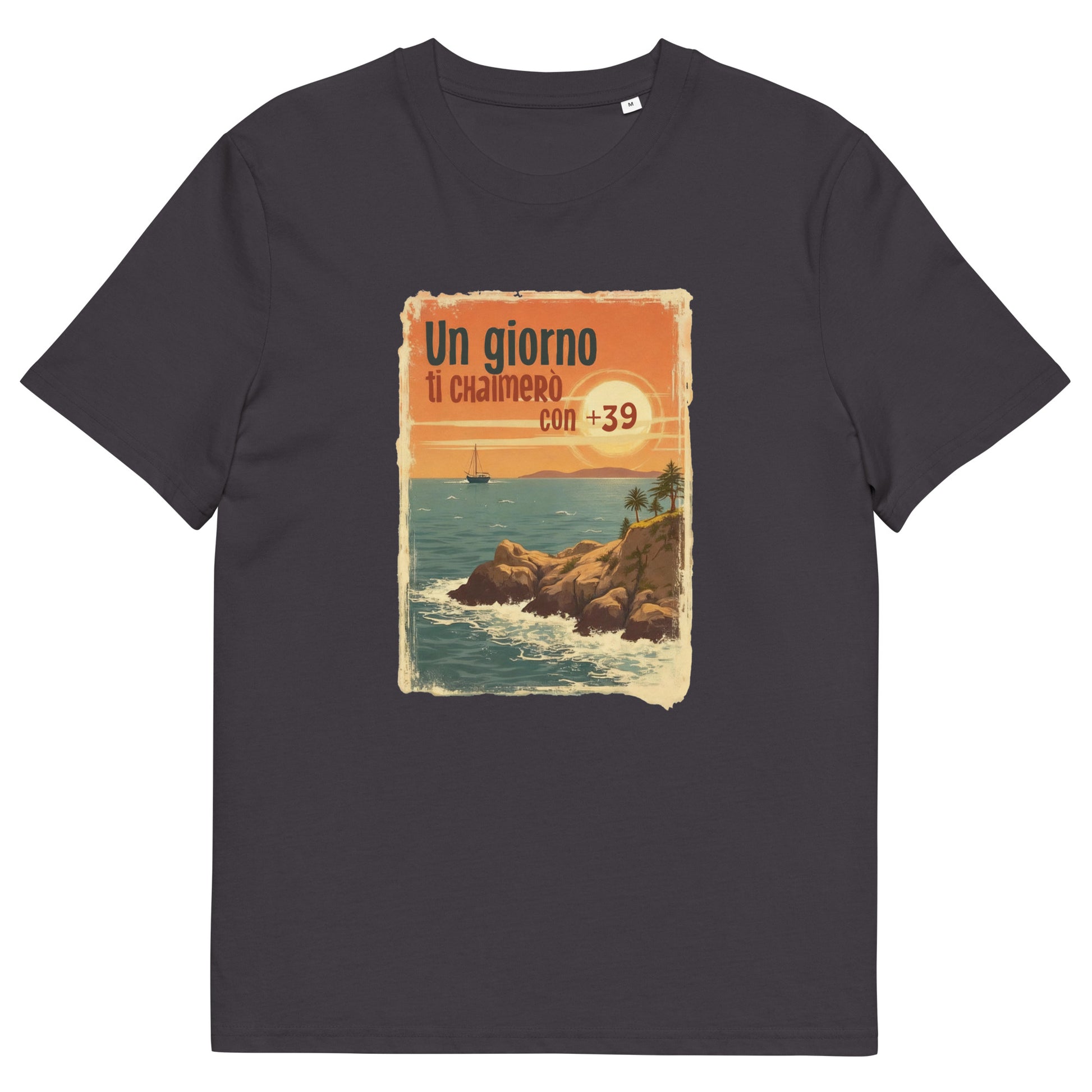 Unisex-T-Shirt aus Bio-Baumwolle mit Frontdruck „Un giorno ti chiamerò con +39“ vor einem Sonnenuntergangs-Motiv mit Küste, Segelboot und Palmen – inspiriert von italienischer Sehnsucht und Vintage-Postkartenstil.