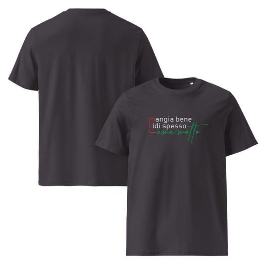 Unisex-T-Shirt aus 100 % Bio-Baumwolle, flach ausgebreitet vor hellem Hintergrund; Vorderseite sichtbar mit weißem Schriftzug „Mangia bene · Ridi spesso · Ama molto“ mittig auf der Brust, klassischer Rundhalsausschnitt