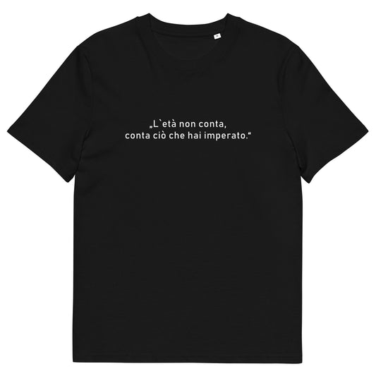 Unisex T-Shirt „L’età“ aus 100 % Bio-Baumwolle in Schwarz – minimalistisches Design mit italienischem Zitat über das Alter, nachhaltig produziert, Teil der Kollektion „Amore d’Oro“ von Passione Italiana.