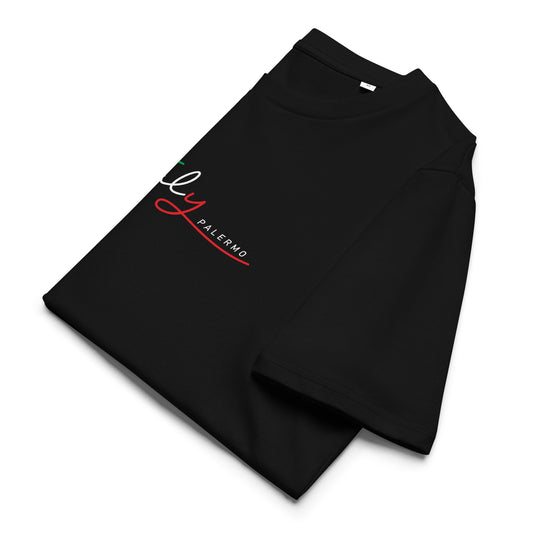 Product mockupSchwarzes Unisex-T-Shirt aus 100 % Bio-Baumwolle mit dem Schriftzug „Italy“ in stilisierter Schrift in den Farben der italienischen Flagge (Grün, Weiß, Rot) und „PALERMO“ in weißen Großbuchstaben mit rotem Unterstrich; Design mittig auf der Brust.