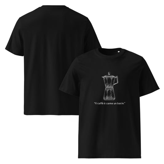Unisex-T-Shirt aus Bio-Baumwolle in Schwarz mit weißem Schriftzug ‚Il Caffè è Come un Bacio‘, fotografiert auf neutralem Hintergrund.“