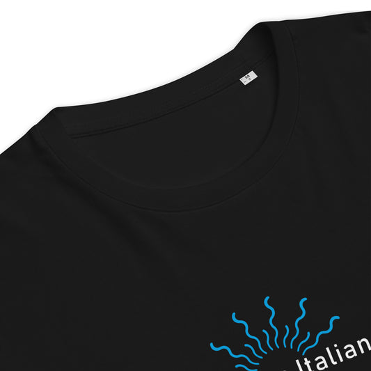 Detailansicht Schwarzes Unisex-T-Shirt aus 100 % Bio-Baumwolle mit weißem „Passione Italiana“-Schriftzug und strahlenförmigem Sonnenmotiv auf der Brust; klassischer Rundhalsausschnitt, nachhaltige Streetwear mit mediterranem Flair.