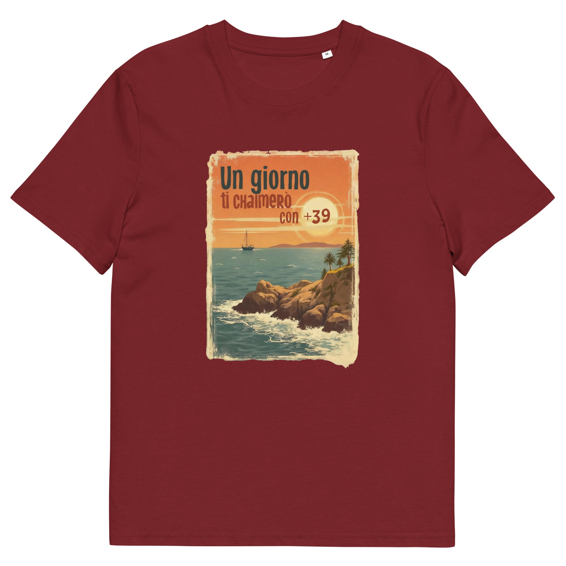  Unisex-T-Shirt aus Bio-Baumwolle mit Frontdruck „Un giorno ti chiamerò con +39“ vor einem Sonnenuntergangs-Motiv mit Küste, Segelboot und Palmen – inspiriert von italienischer Sehnsucht und Vintage-Postkartenstil.