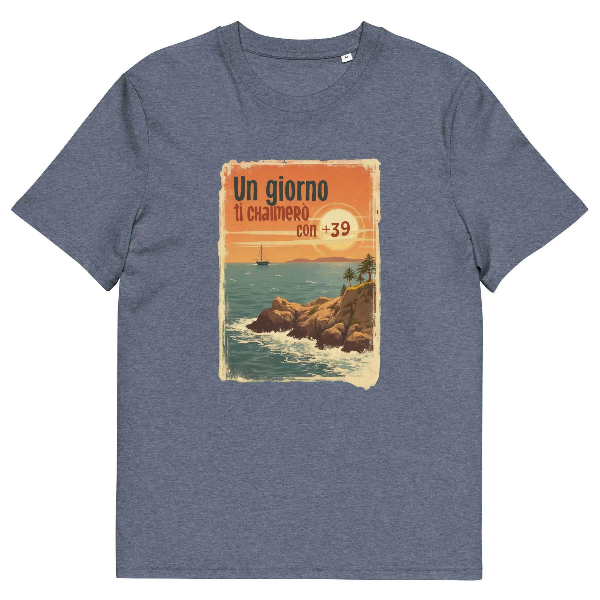  Unisex-T-Shirt aus Bio-Baumwolle mit Frontdruck „Un giorno ti chiamerò con +39“ vor einem Sonnenuntergangs-Motiv mit Küste, Segelboot und Palmen – inspiriert von italienischer Sehnsucht und Vintage-Postkartenstil.