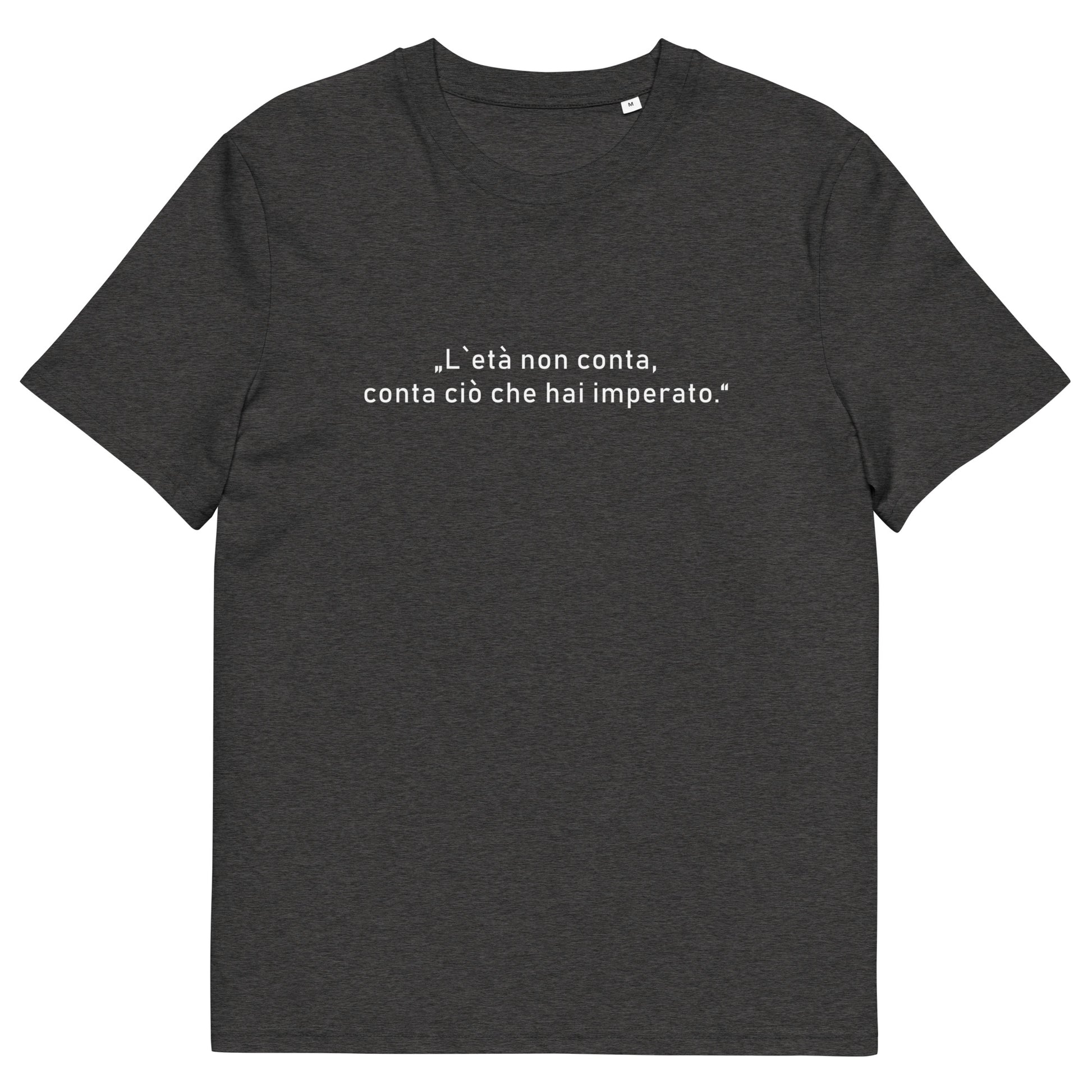 Unisex T-Shirt „L’età“ aus 100 % Bio-Baumwolle - minimalistisches Design mit italienischem Zitat über das Alter, nachhaltig produziert, Teil der Kollektion „Amore d’Oro“ von Passione Italiana.