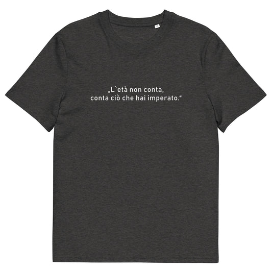 Unisex T-Shirt „L’età“ aus 100 % Bio-Baumwolle - minimalistisches Design mit italienischem Zitat über das Alter, nachhaltig produziert, Teil der Kollektion „Amore d’Oro“ von Passione Italiana.