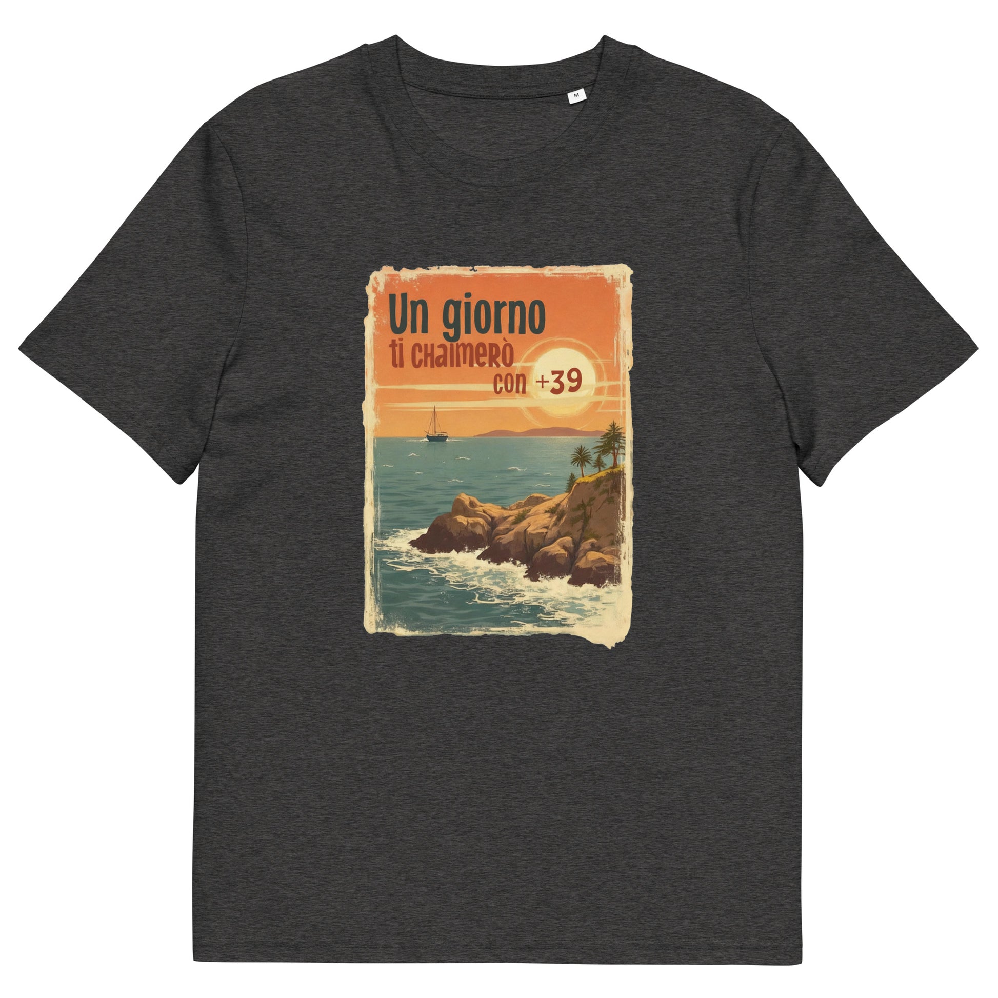 Unisex-T-Shirt aus Bio-Baumwolle mit Frontdruck „Un giorno ti chiamerò con +39“ vor einem Sonnenuntergangs-Motiv mit Küste, Segelboot und Palmen – inspiriert von italienischer Sehnsucht und Vintage-Postkartenstil.