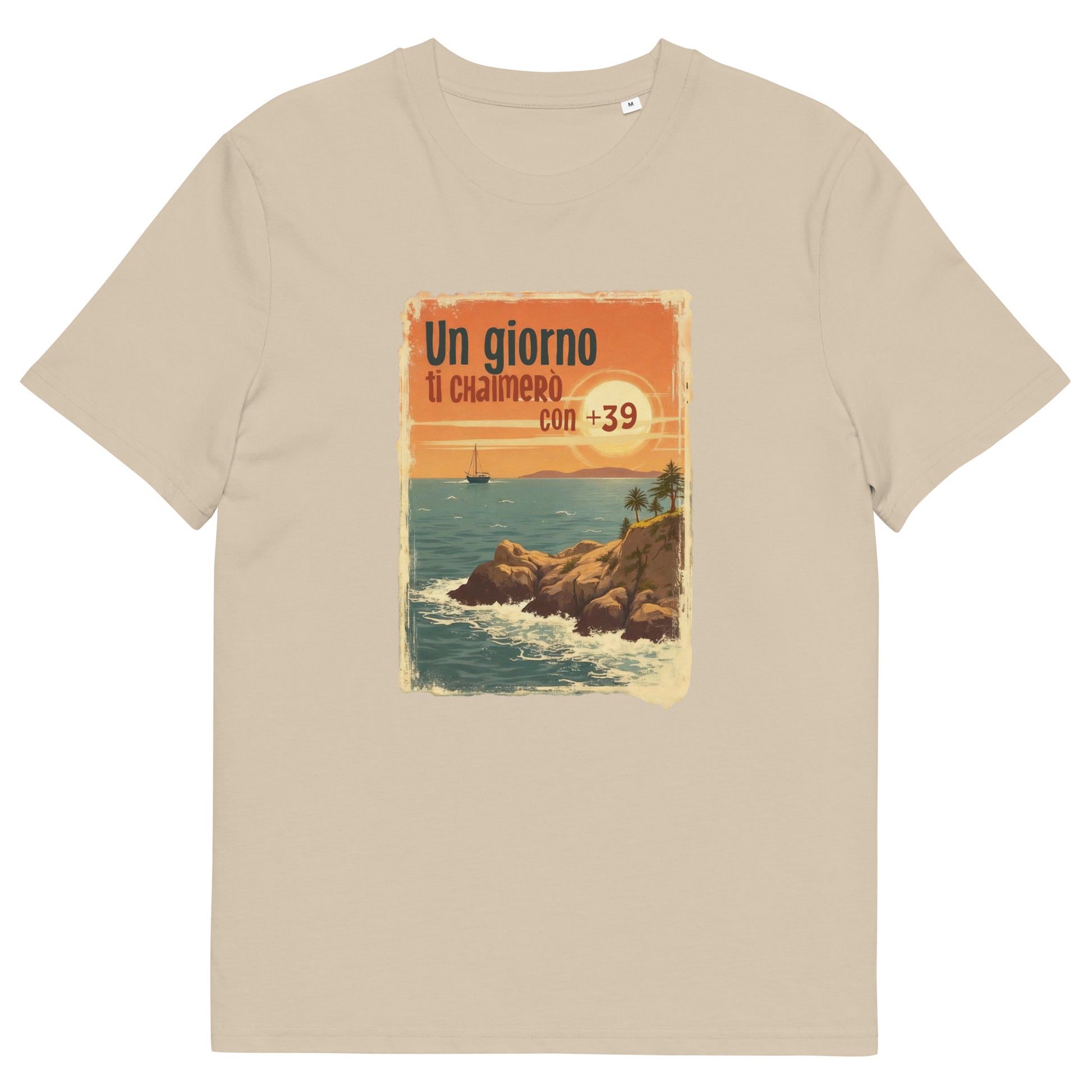 Unisex-T-Shirt aus Bio-Baumwolle mit Frontdruck „Un giorno ti chiamerò con +39“ vor einem Sonnenuntergangs-Motiv mit Küste, Segelboot und Palmen – inspiriert von italienischer Sehnsucht und Vintage-Postkartenstil.
