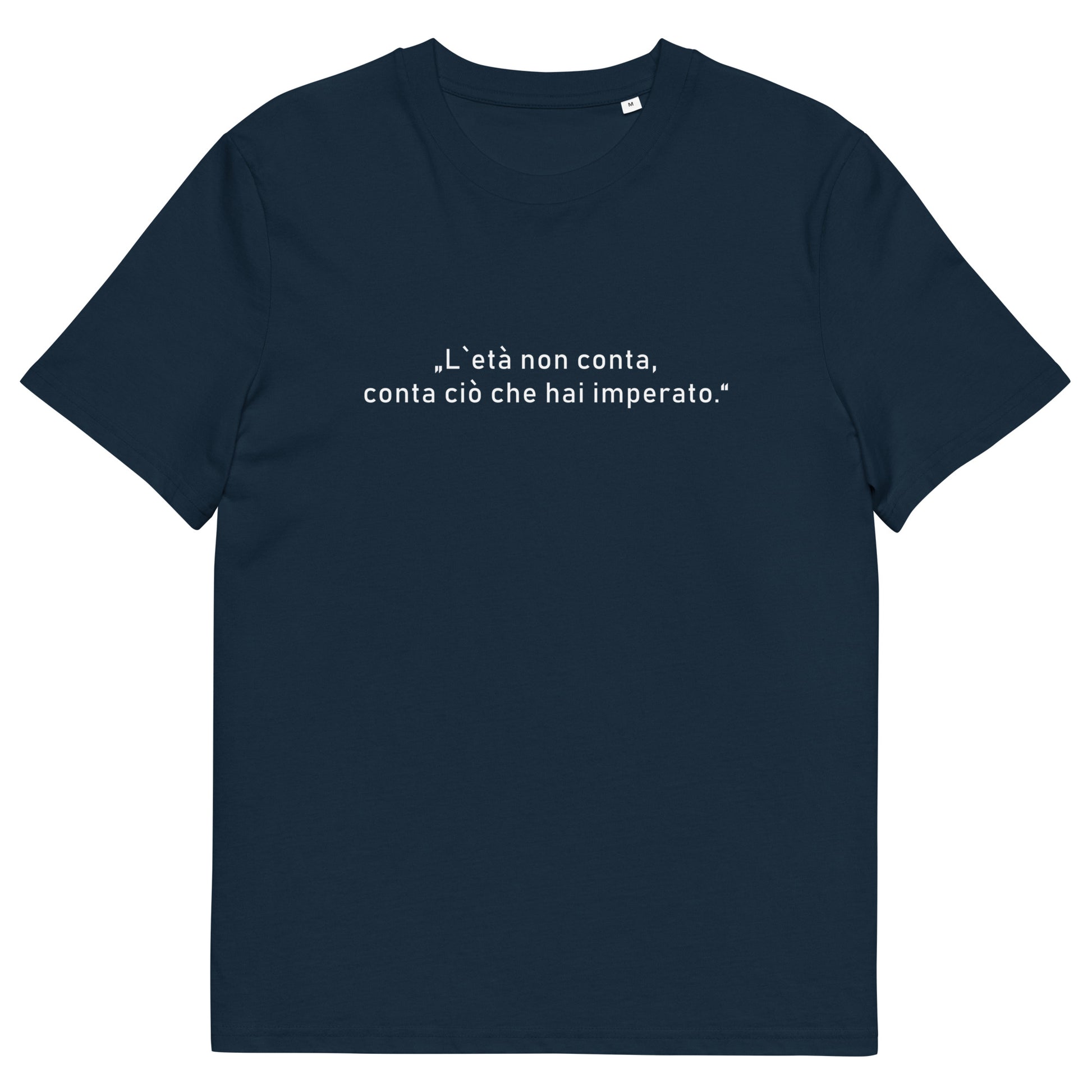 Unisex T-Shirt „L’età“ aus 100 % Bio-Baumwolle - minimalistisches Design mit italienischem Zitat über das Alter, nachhaltig produziert, Teil der Kollektion „Amore d’Oro“ von Passione Italiana.