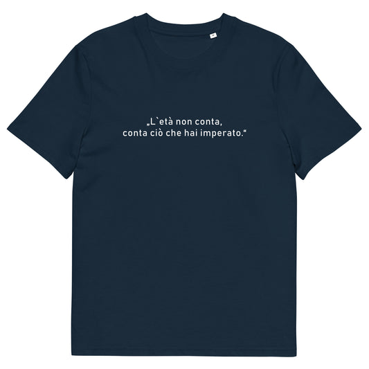 Unisex T-Shirt „L’età“ aus 100 % Bio-Baumwolle - minimalistisches Design mit italienischem Zitat über das Alter, nachhaltig produziert, Teil der Kollektion „Amore d’Oro“ von Passione Italiana.