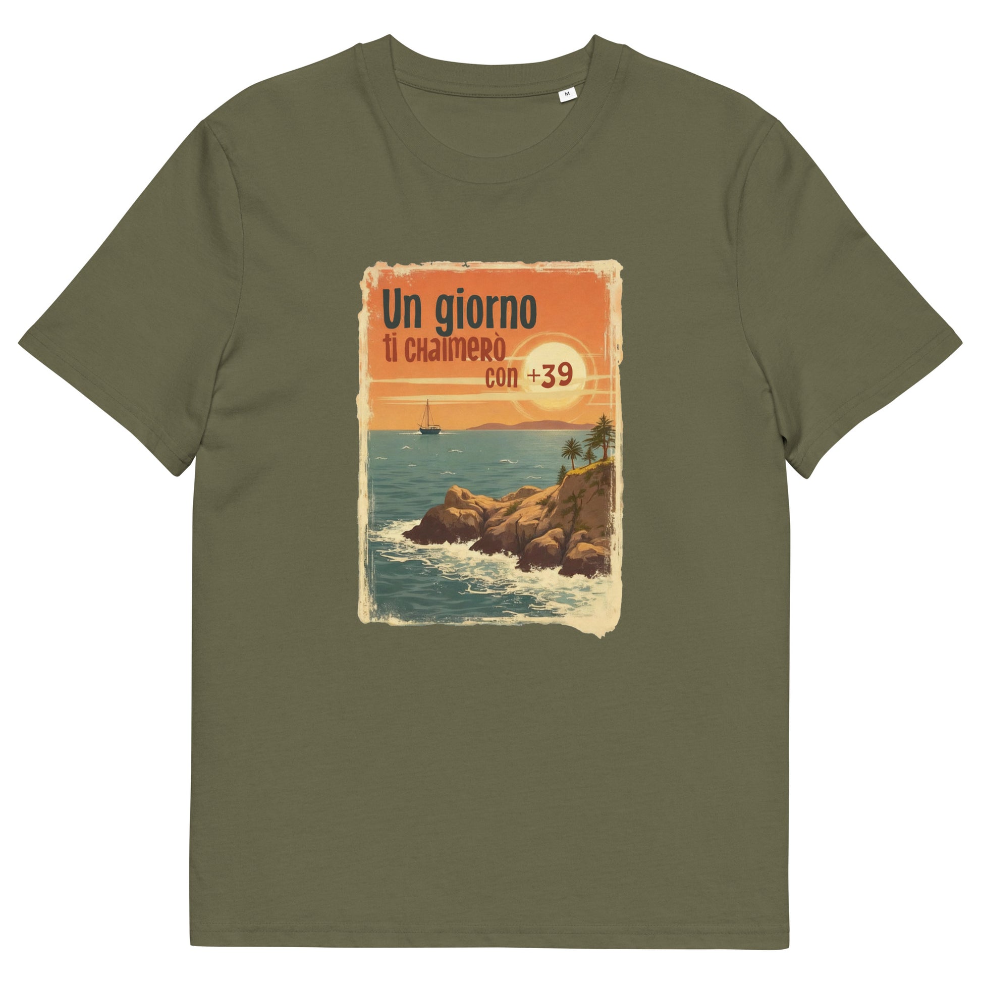 Unisex-T-Shirt aus Bio-Baumwolle mit Frontdruck „Un giorno ti chiamerò con +39“ vor einem Sonnenuntergangs-Motiv mit Küste, Segelboot und Palmen – inspiriert von italienischer Sehnsucht und Vintage-Postkartenstil.