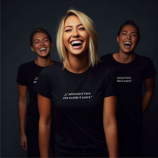 Unisex-T-Shirt aus 100 % Bio-Baumwolle in Schwarz, mit goldfarbenem Schriftzug „Freundschaft ist das Gold, das das Herz erwärmt“ auf der Vorderseite; nachhaltiges Material, klassischer Schnitt, erhältlich in mehreren Farben und Größen