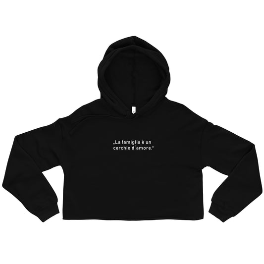 Crop-Hoodie für Damen in Schwarz mit offenem Saum und Kapuze, bedruckt mit dem Schriftzug „Die Familie ist ein Kreis der Liebe“. Der Hoodie hat Kordelzüge und einen modernen, sportlichen Look.