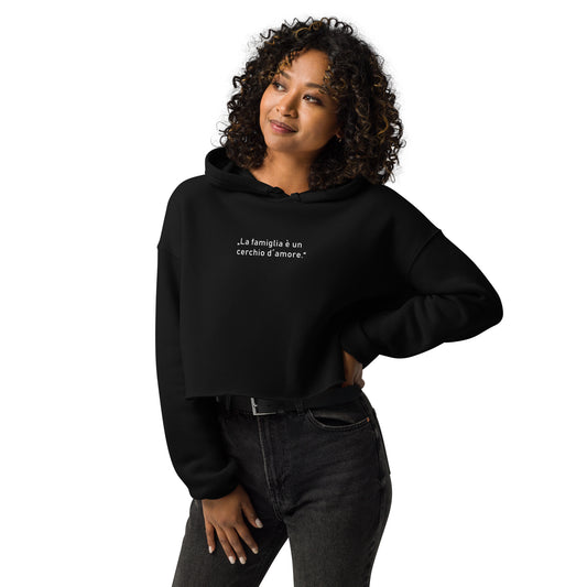 Crop-Hoodie für Damen in Schwarz mit offenem Saum und Kapuze, bedruckt mit dem Schriftzug „Die Familie ist ein Kreis der Liebe“. Der Hoodie hat Kordelzüge und einen modernen, sportlichen Look.