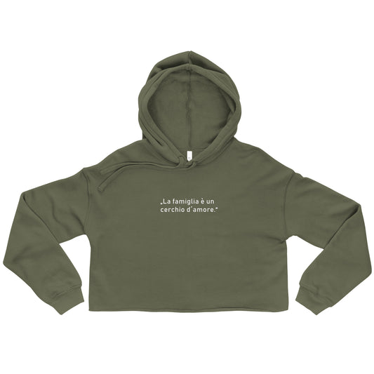 Crop-Hoodie für Damen mit offenem Saum und Kapuze, bedruckt mit dem Schriftzug „Die Familie ist ein Kreis der Liebe“. Der Hoodie hat Kordelzüge und einen modernen, sportlichen Look.
