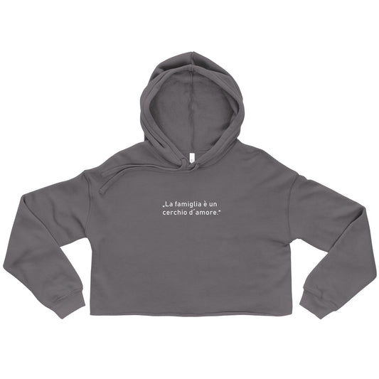Crop-Hoodie für Damen mit offenem Saum und Kapuze, bedruckt mit dem Schriftzug „Die Familie ist ein Kreis der Liebe“. Der Hoodie hat Kordelzüge und einen modernen, sportlichen Look.