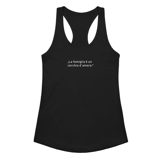 Damen-Racerback-Tanktop in Schwarz mit italienischem Zitat „La famiglia è un cerchio d’amore“ auf der Vorderseite, figurbetonter Schnitt, ideal für Freizeit und Sport, Teil der Kollektion Famiglia e amore von Passione Italiana